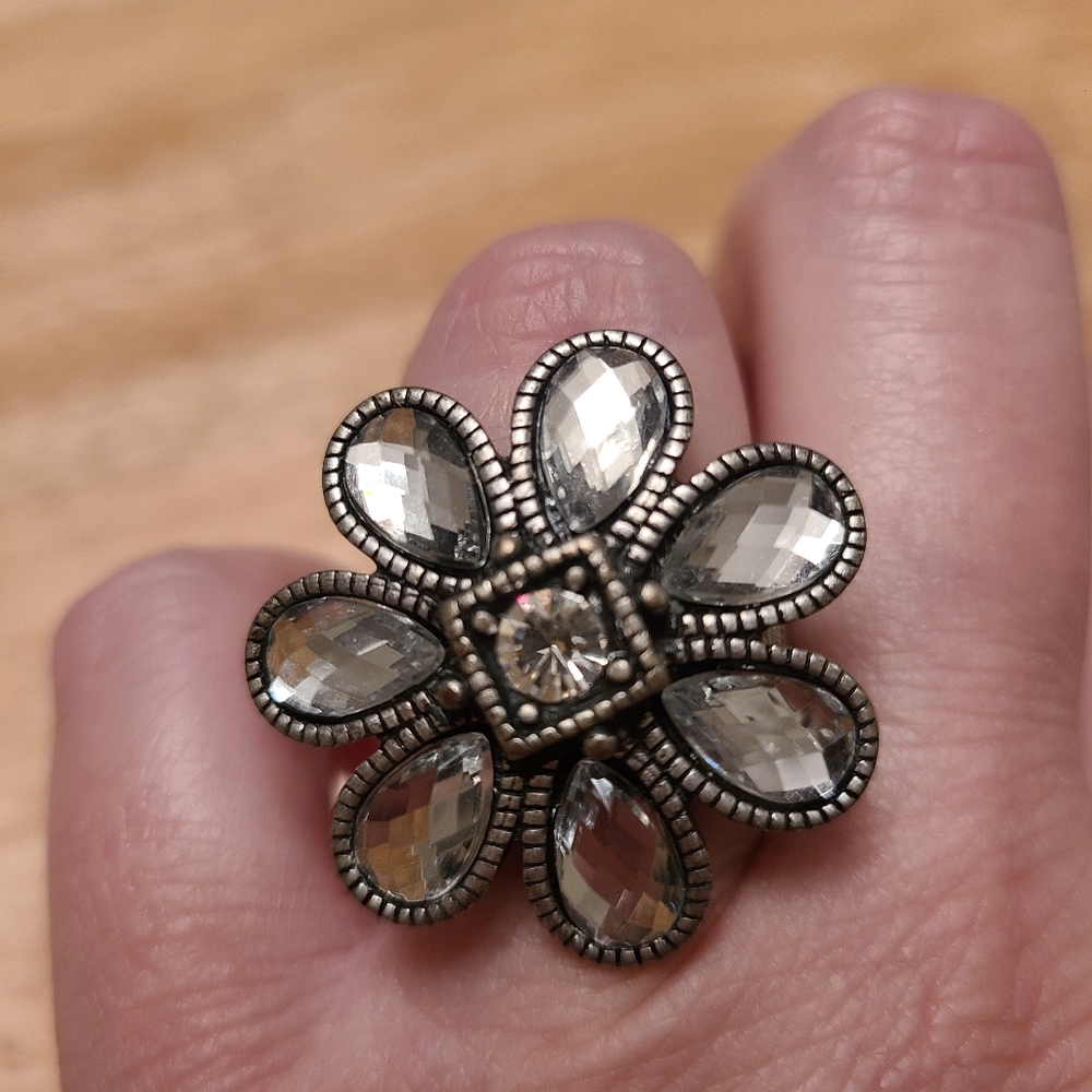 VINTAGE CLEAR BEAD FLOWER RING WITH ELASTIC RINGBAND - Picture 2 of 4